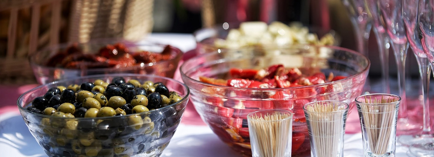 Eine Schüssel mit Oliven und Paprika.